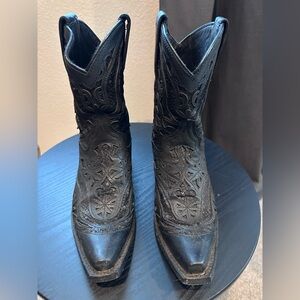 Gently worn women’s boots. Inlet detail black pointed toe